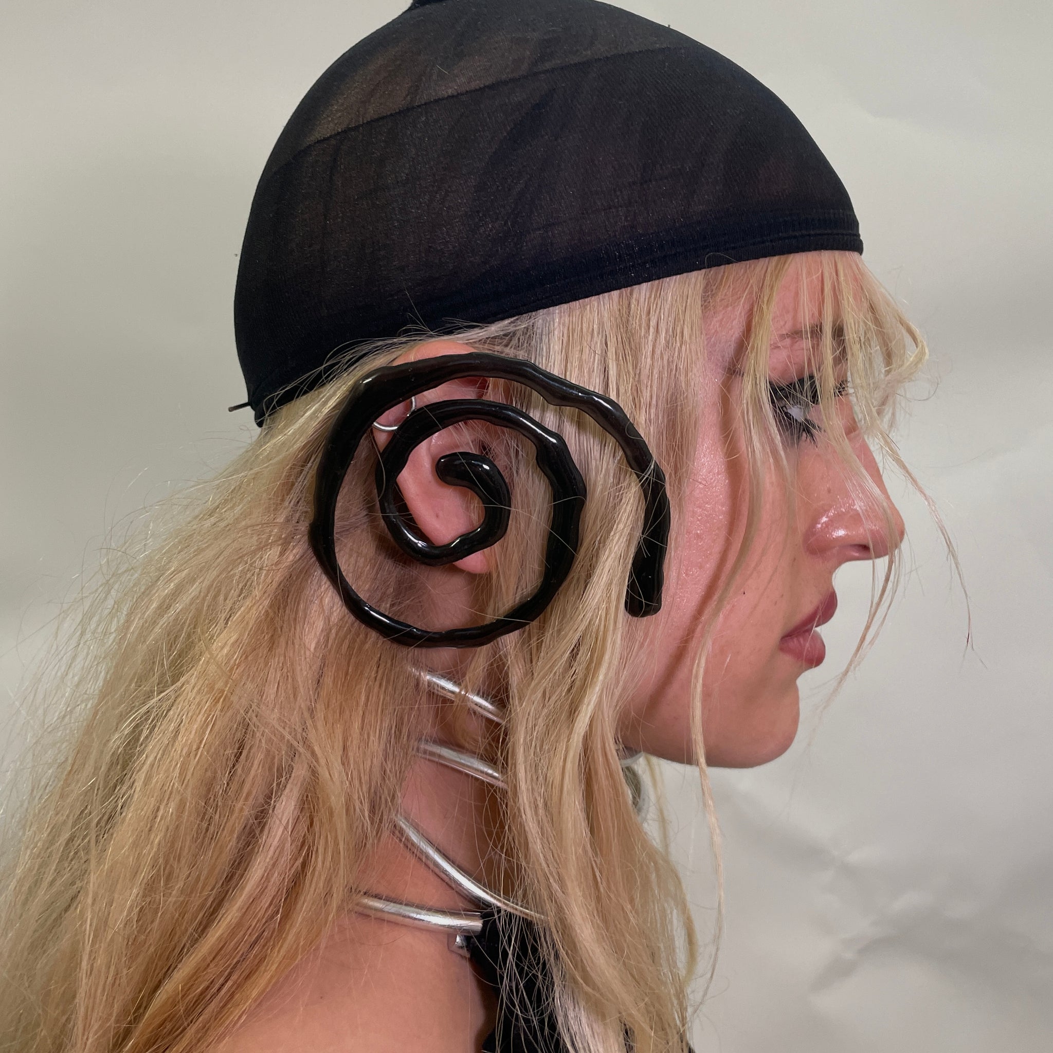 VICAPEDIA Black Spiral Earrings – VICAPEDIA – London UK | YUGU