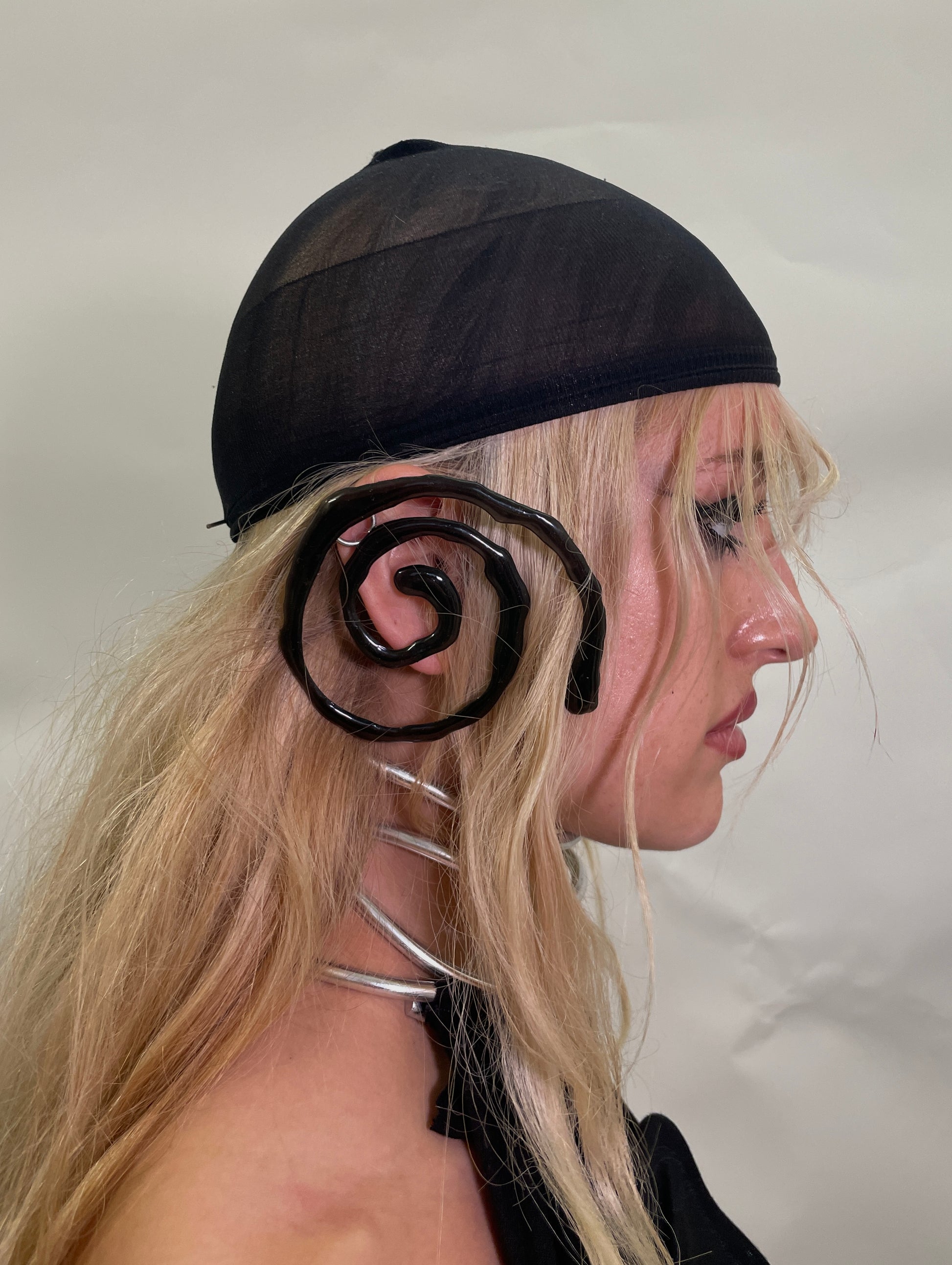 VICAPEDIA Black Spiral Earrings – VICAPEDIA – London UK | YUGU